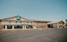 Quality Inn & Suites Watertown Near Prairie Lakes Ice Arena
